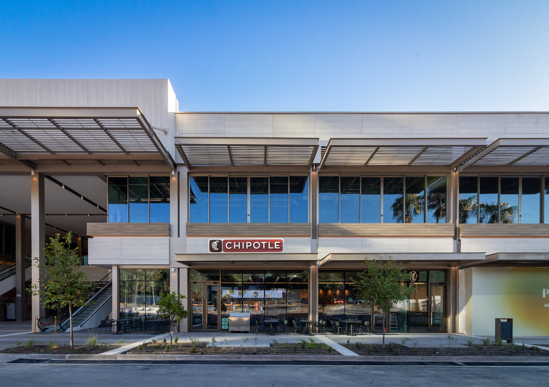 Fachada del primer Chipotle en México, en Plaza Fiesta San Agustín