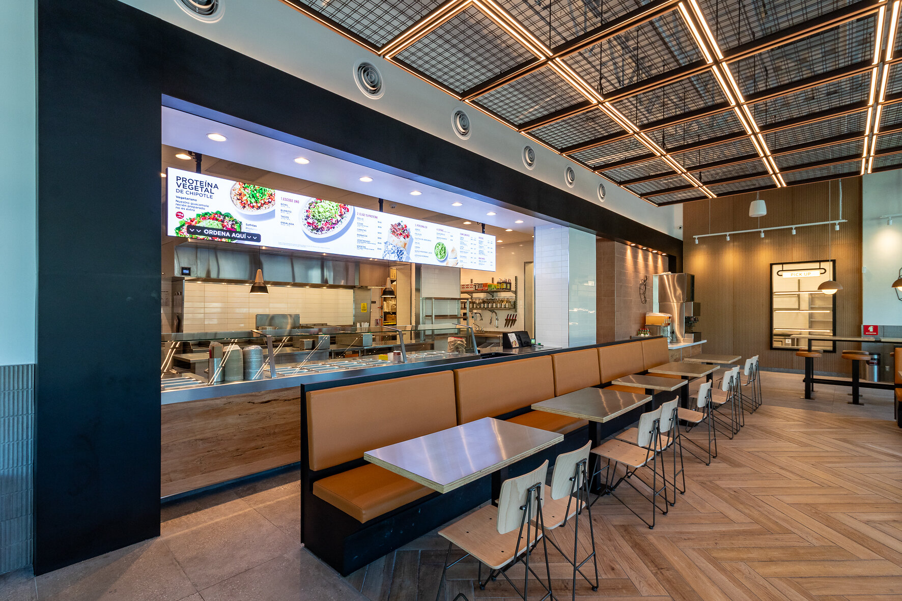 Interior del nuevo restaurante Chipotle en Plaza Fiesta San Agustín